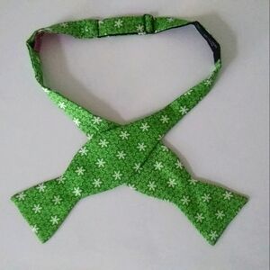 VINEYARD VINES 100% Imported Silk Bow Tie Holiday Green White Snowflakes EUC!!!!